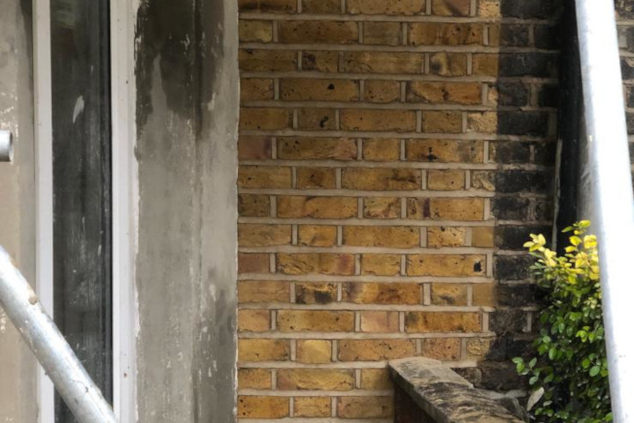 picture of a brickwall before and after brick cleaning